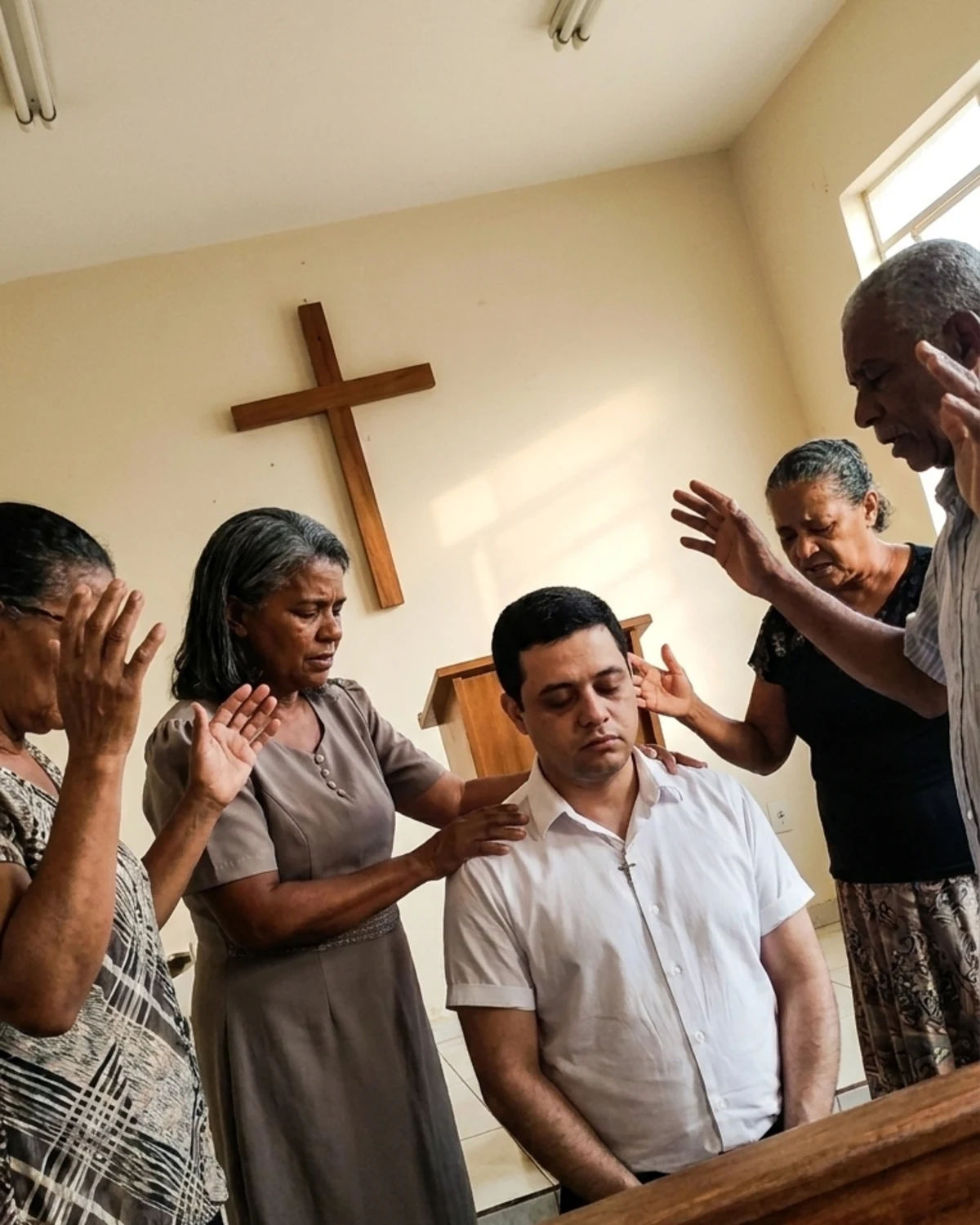 Cristiano recebendo oração na igreja